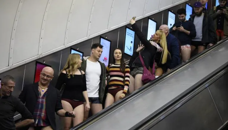 «يوم بلا سراويل» في مترو لندن.. تقليد مثير للجدل أم تهديد صريح للأمن والسلامة العامة؟